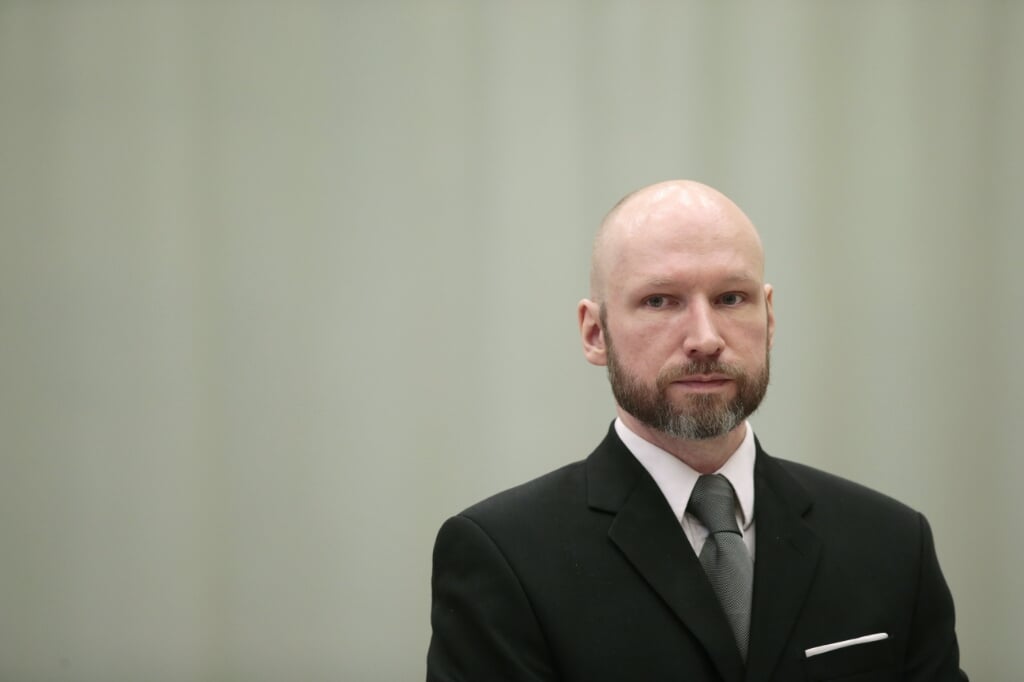 2017-01-18 09:55:04 epa05822572 (FILE) - Anders Behring Breivik attends the last day of the appeal case in the Borgarting Court of Appeal at the Telemark prison gym, in Skien, Norway, 18 January 2017 (reissued 01 March 2017). Breivik lost his case against Norway over the conditions in Skien prison. An appeals court on 01 March 2017 ruled that Norway did not violate Breiviks human rights by holding him in isolation for almost five years. Breivik was sentenced to a maximum term of 21 years for killing 77 people in bomb and shooting attacks on 22 July 2011.  EPA/LISE AASERUD NORWAY OUT  (beeld Epa/lise Aaserud Norway out)