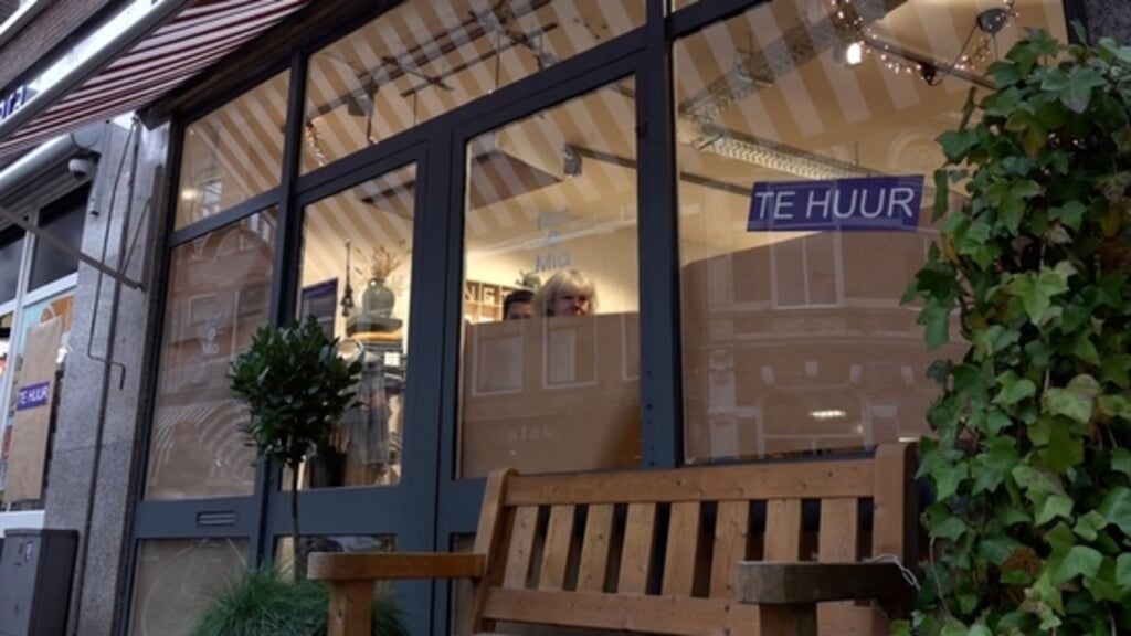 Ondernemers in Zutphen hebben borden met 'te huur' erop in hun etalages gehangen, om aan te geven dat de situatie nijpend is.  (beeld omroep gelderland)