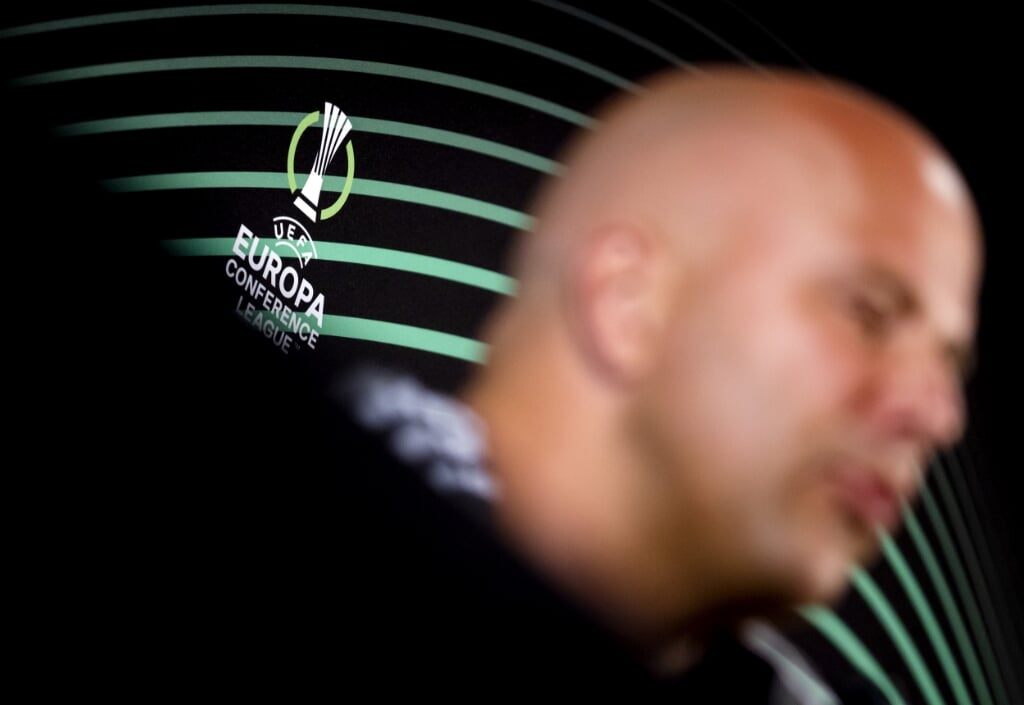2022-05-19 16:37:46 LAGOS - Coach Arne Slot tijdens een persconferentie op een trainingskamp van Feyenoord in Lagos. De Rotterdammers bereiden zich in Portugal voor op de finale van de UEFA Conference League tegen AS Roma in Tirana. ANP KOEN VAN WEEL (beeld anp / Koen van Weel)
