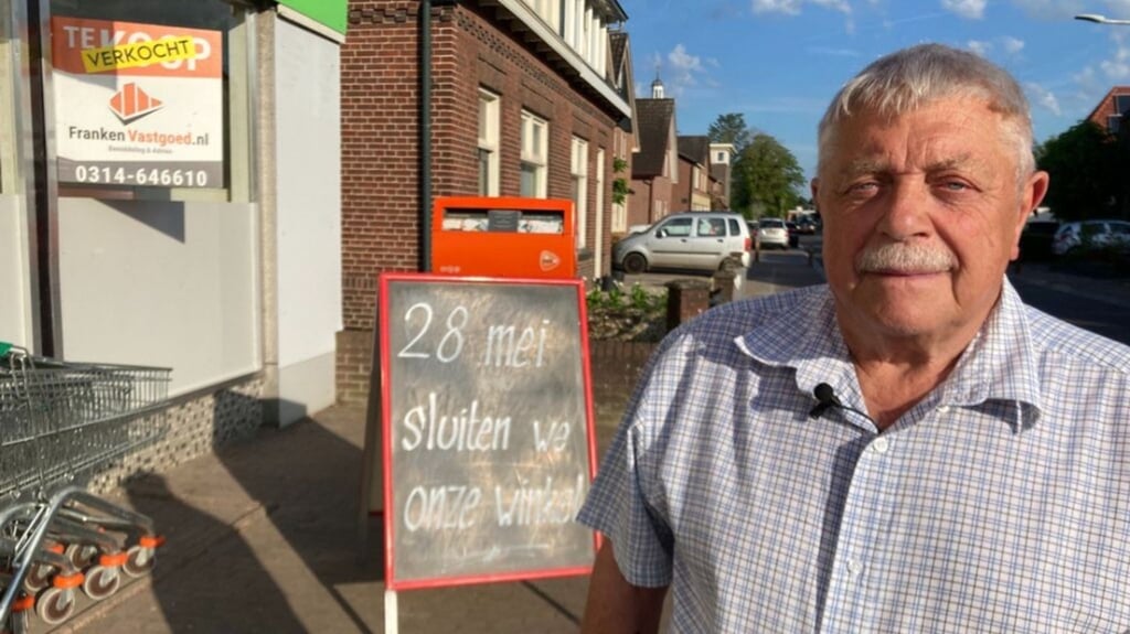 Henk Radstake uit Halle kan nu nog op vier kilometer van zijn huis geld opnemen, maar dat wordt binnenkort zeven kilometer. (beeld omroep gelderland)