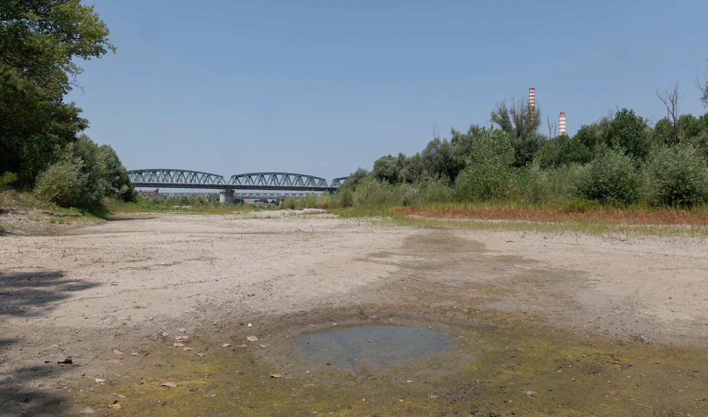 2022-06-20 12:59:04 epa10023879 The dry bed of the Po River in Ostiglia, Italy, 20 June 2022. Northern Italy has been struggling with a drought that began in winter, following spring rains insufficient enough to fill the gap, and an early summer with the hottest month of May recorded in 19 years.  EPA/Riccardo Dalle Luche