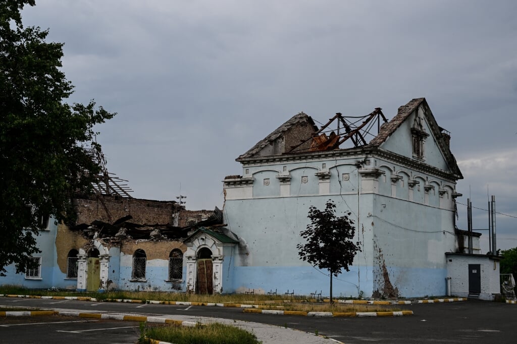 2022-07-03 08:58:42 A picture taken on July 3, 2022 shows a damaged building near Bucha, on Vokzalnaya street, which links the Ukrainian cities of Bucha and Irpin, amid the Russian invasion of Ukraine. Three months have passed since AFP journalists discovered, on April 2, in Yablunska Street, 20 bodies of slaughtered civilians, the first indications of the atrocities and destruction committed during the Russian occupation of these suburbs of northwestern Kiev, once prized for their calm and proximity to nature.
Miguel MEDINA / AFP  (beeld Three Months Have Passed Since afp Journalists Discovered, on April 2, in Yablunska Street, 20 Bodies of Slaughtered Civilians, the First Indications of the Atrocities and Destruction Committed During the Russian Occupation of These Suburbs of Northwestern Kiev, Once Prized for Their Calm and Proximity to Nature.
miguel Medina / afp)