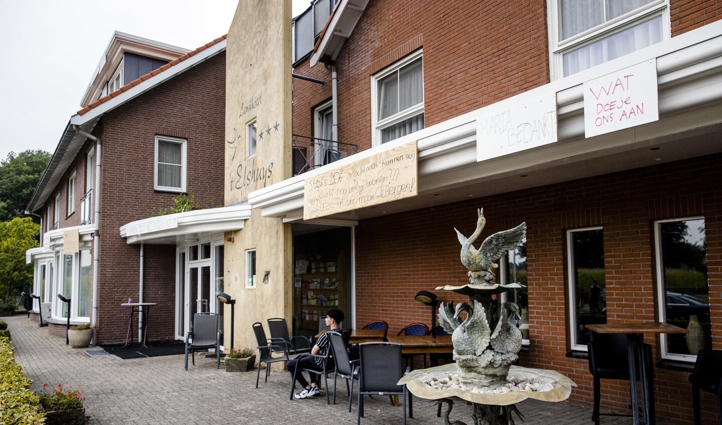 2022-08-17 17:01:01 TUBBERGEN - Protestborden bij het hotel 't Elshuys. Het kabinet is van plan voor het eerst een vergunning te geven voor de opvang van asielzoekers zonder akkoord met de gemeente. Het gaat om een hotel in Albergen in de gemeente Tubbergen. ANP SEM VAN DER WAL