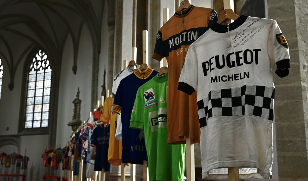 In aanloop naar de La Vuelta presenteert de Grote Kerk in Breda vanaf 1 juli 2022 de tentoonstelling 'Koerstrui in de kerk'. De tentoonstelling bestaat uit de grootste verzameling wielertricots ter wereld. Deze is in handen van de Brabantse verzamelaar Henk Theuns. Op de voorgrond het shirt dat Tom Simpson droeg op de Mont Ventoux in 1967 waar hij na tweemaal te zijn gevallen, naar het ziekenhuis werd vervoerd alwaar hij helaas overleed (beeld anp / gerda beekers)