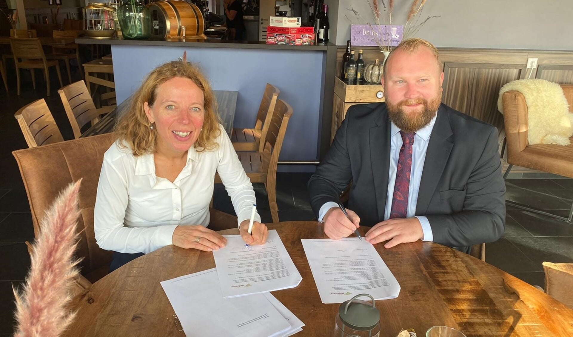Wethouder Martijn Breukelman en Jolande Nanning (voorzitter DMC) ondertekenen de nieuwe ondernemersovereenkomst.