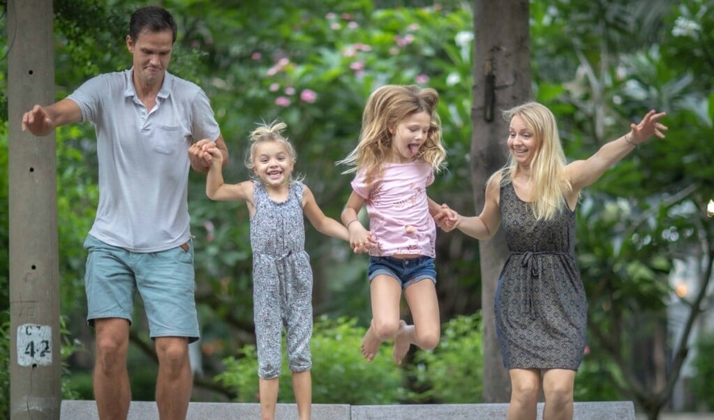 Annelien, Friso en hun dochters Mila (tweede van rechts) en Suze reizen graag de hele wereld over om nieuwe culturen te ontdekken. 