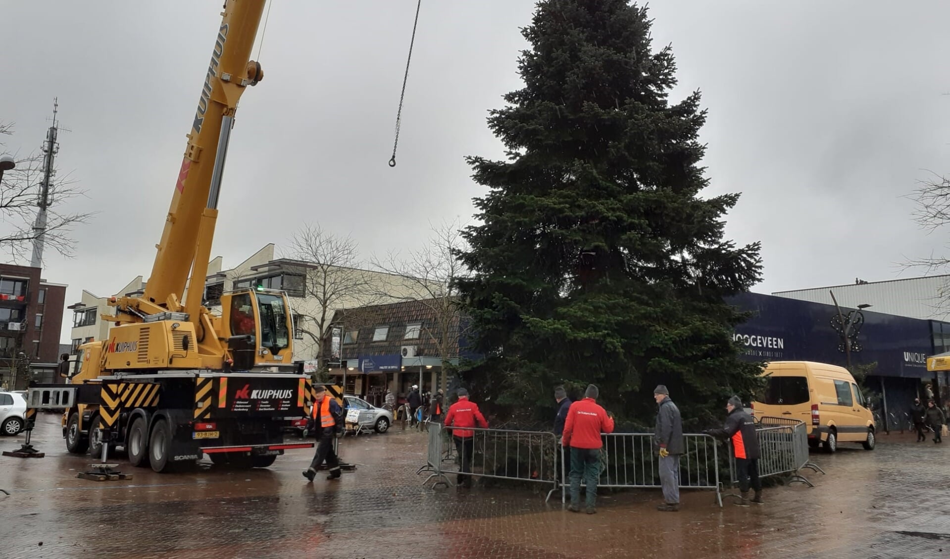 Met vereende krachten werd de grote kerstboom op het Marktplein geplaatst. 