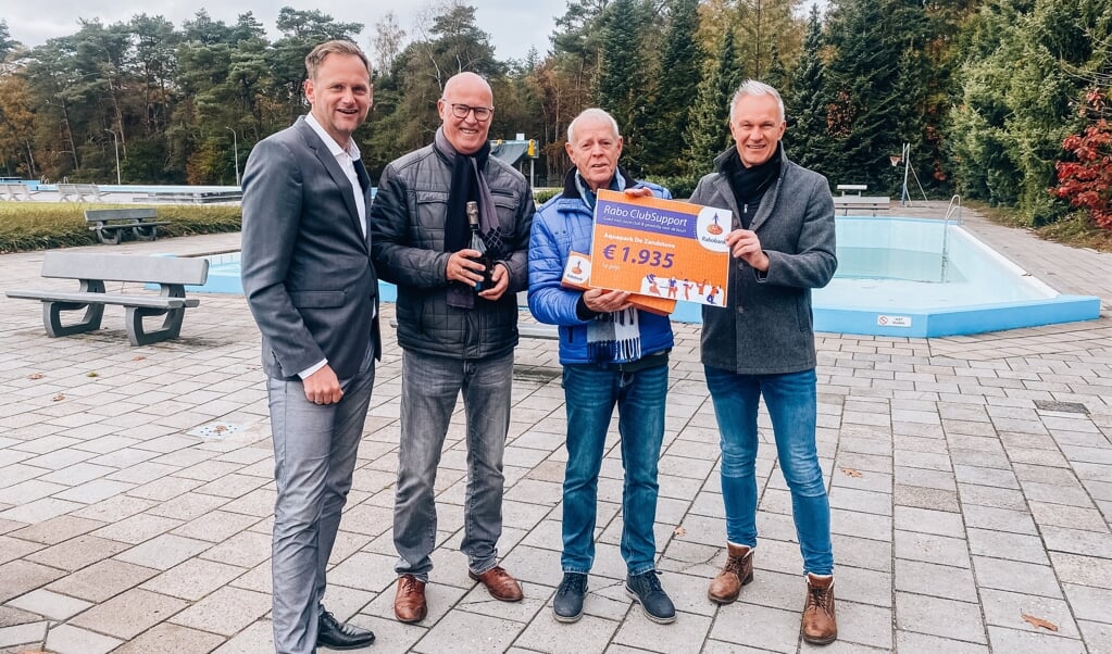 Voorzitter Herman Lutke Veldhuis en bestuurslid Hans Nieboer van het Aquapark De Zandstuve Vroomshoop, geflankeerd door directieleden van de Rabobank.