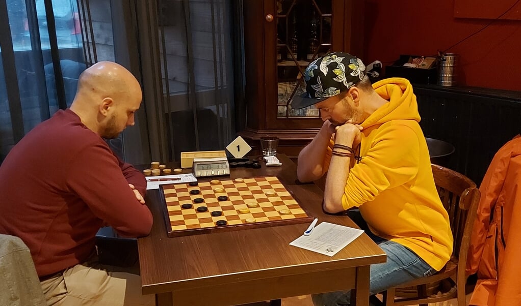 Dammers Witte van Moort speelden in Friesland tegen Damcombinatie Fryslân. Eindstand 10-10. Een verbijsterend resultaat gezien het wedstrijdverloop.  