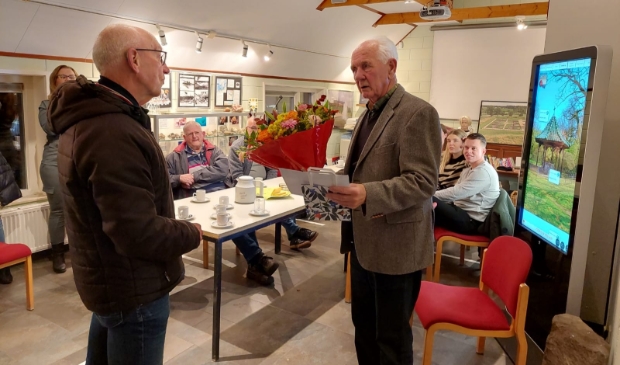 <p>In het bijzijn van naaste familie ontvangt Bernard Lamberink (rechts) de Vrijwilligersprijs Overijssel uit handen van Statenlid Kees Slingerland.</p>