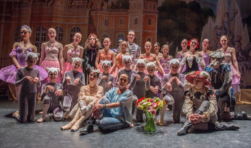 Cora te midden van haar leerlingen en de balletdansers van het Royal Moscow Ballet. Ze mochten meedansen in de voorstelling De Voorveghter.