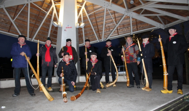 <p>Tien man sterk waren de Ommer Midwinterhoornbloazers present op het Anbloazen in Ommen.</p>