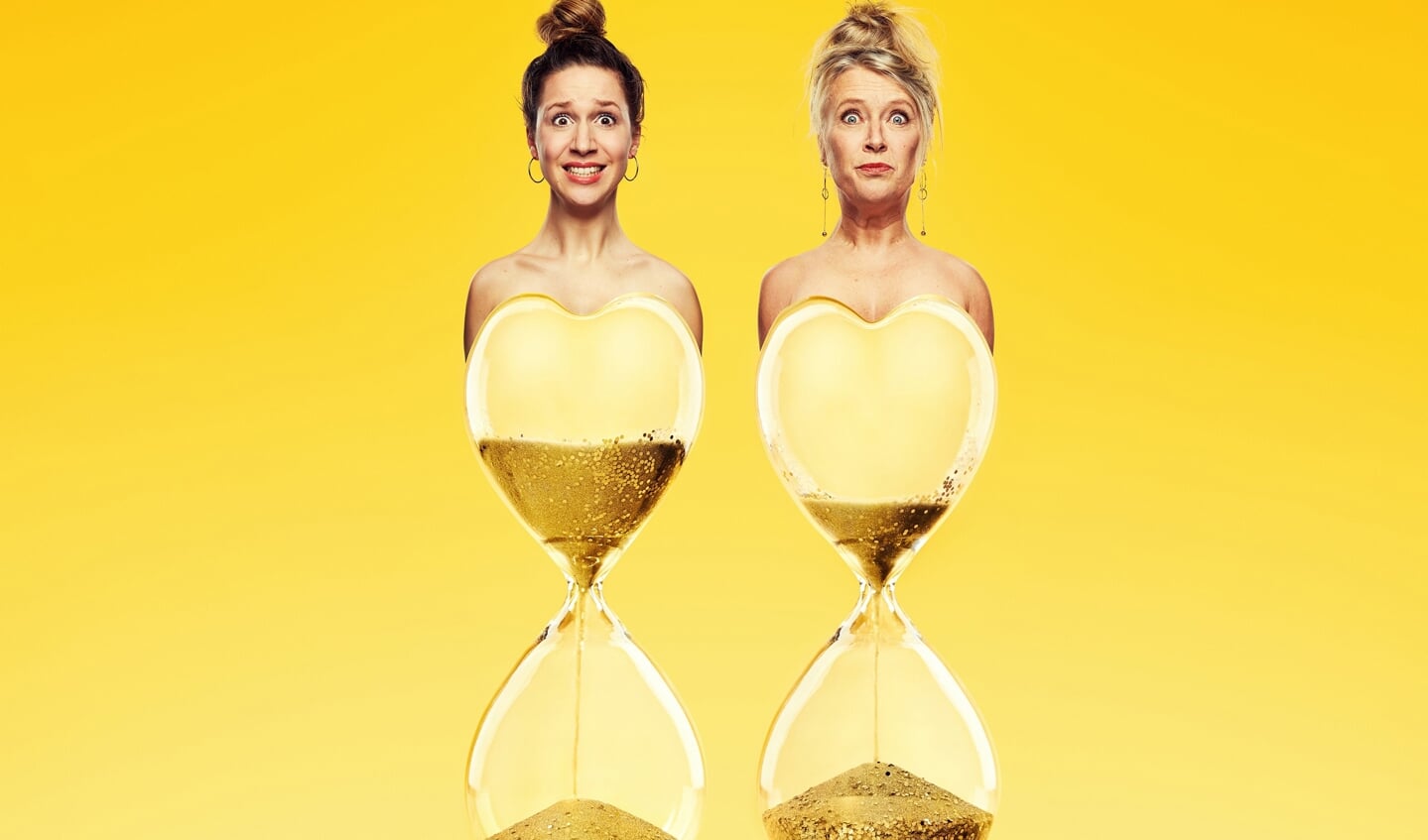 De cabaretières Marieke Klooster en Sanneke van der Meulen maken er een dolle boel van in de Gashouder.