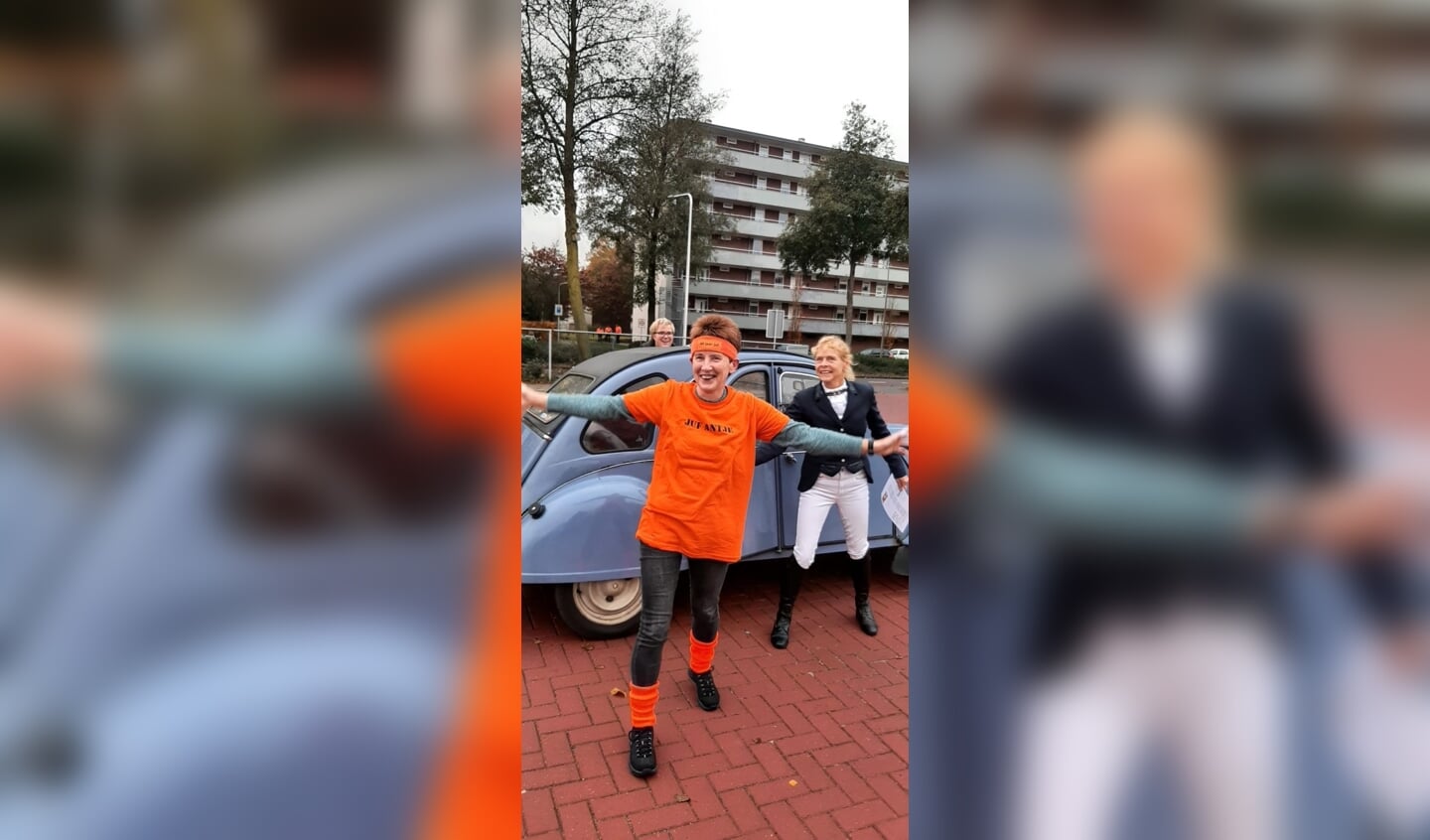 Juf Antje komt aan op het plein.