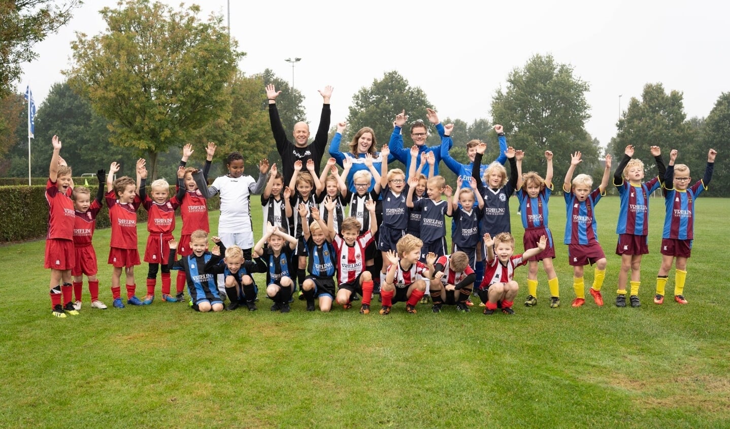 Kinderen van 5 en 6 jaar leren dankzij de inzet van de hele familie de Vries op een speelse manier voetballen bij D.V.C.  