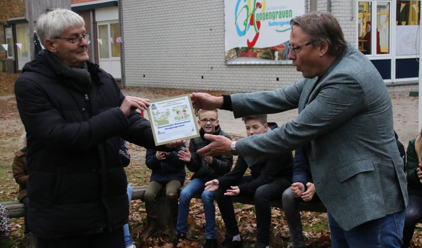 Wethouder Scheele overhandigd plaquette en de 6 jarige Hannah uit groep 3 hiel de wethouder de boom te planten. persbericht komt via de femeente vanmorgen binnen.