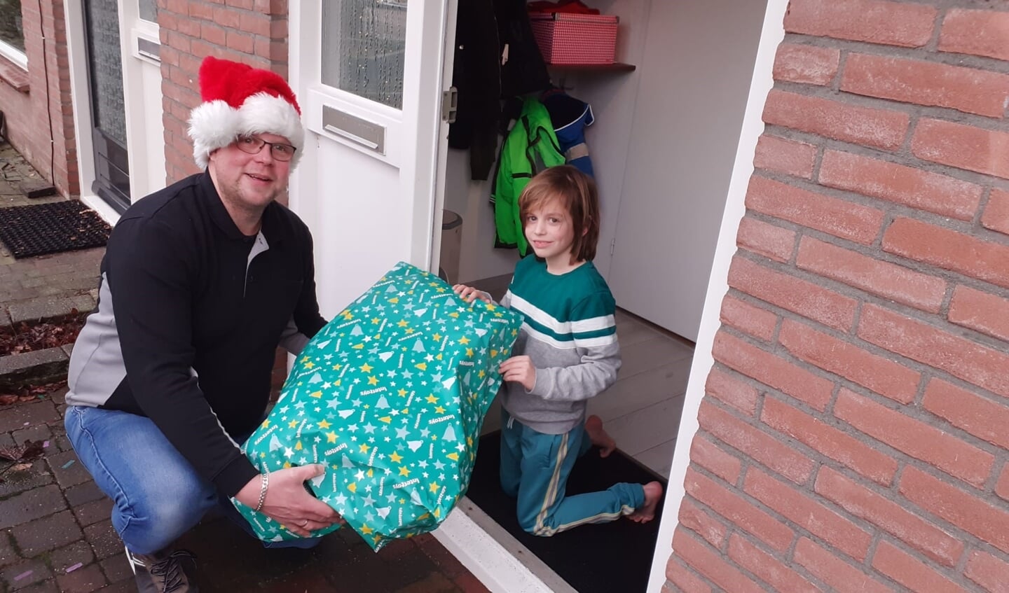 Liam van Faassen was dolblij met de verrassing van Michel van der Weide van Dedemsvaart Events.