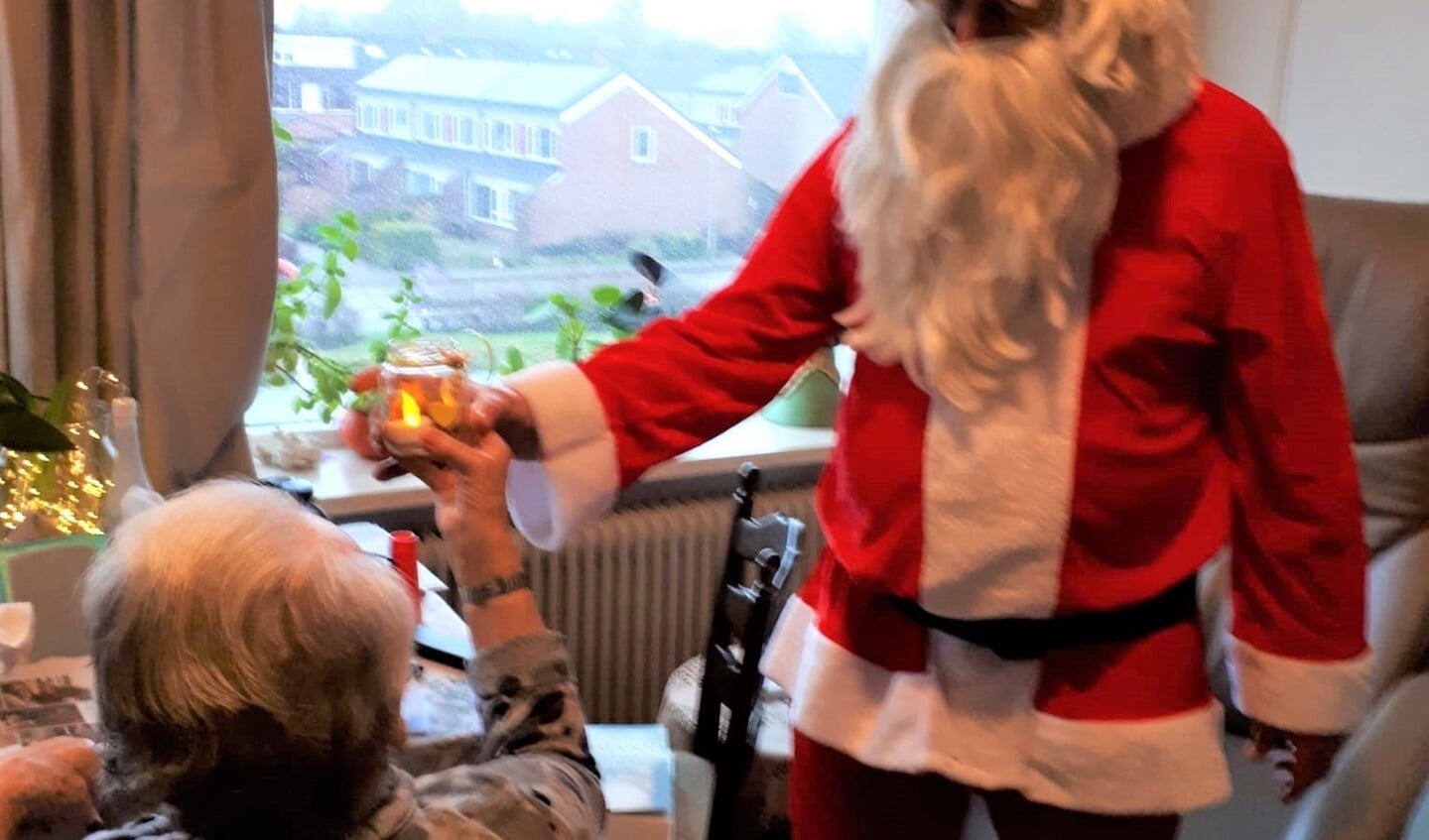 De bewoners van de Van Dedem Marke wisten het bezoek van de kerstman met een kleurrijk lichtje zeer te waarderen.