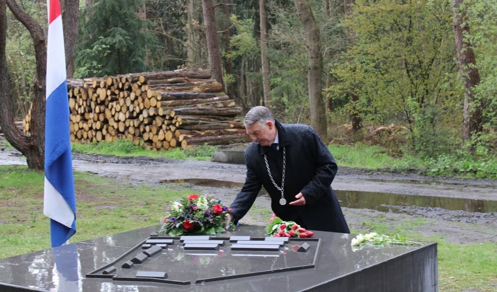 Burgemeester Hans Vroomen legt bloemen neer bij het  monument van het gevangenenkamp Erika op de Besthmenerberg.    