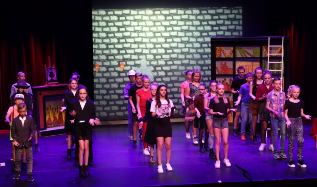 <p>Foto uit het archief: Eind musical door cbs de Akker uit Gramsbergen. </p>