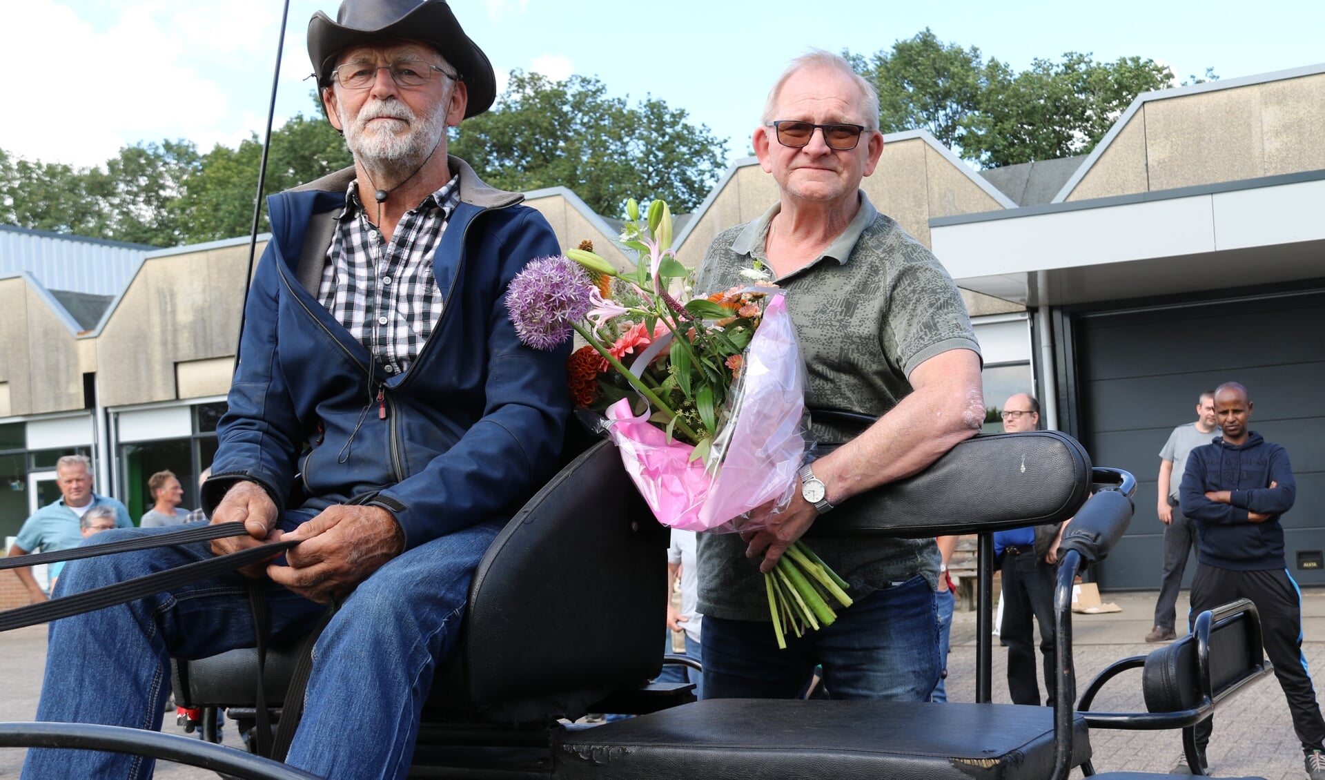 50 jaar dienstverband bij Larcom. Woensdag werd Freek Godeke met paard en wagen naar huis gebracht in Bruchterveld.