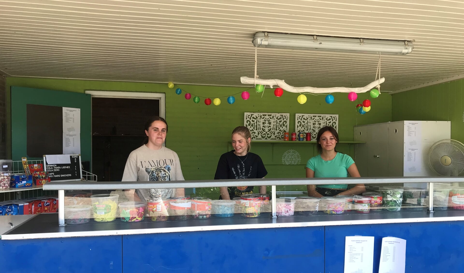 Het winkeltje van het Aquapark De Zandstuve Vroomshoop wordt bemenst door drie vrijwilligsters.