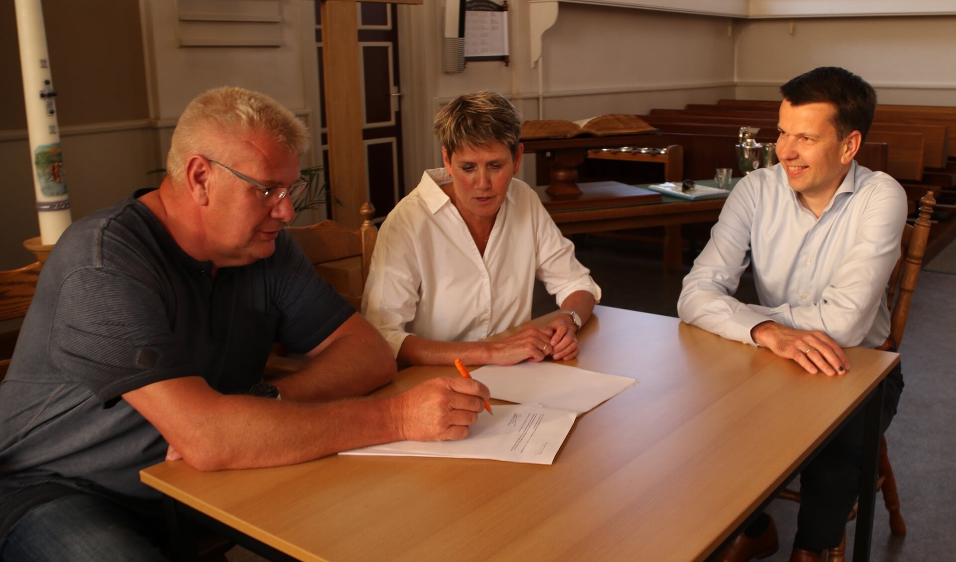 De akte werd ondertekend door Harjan Winter en Geke Euving onder toeziend oog van notaris Ronald Brinkman (rechts).  