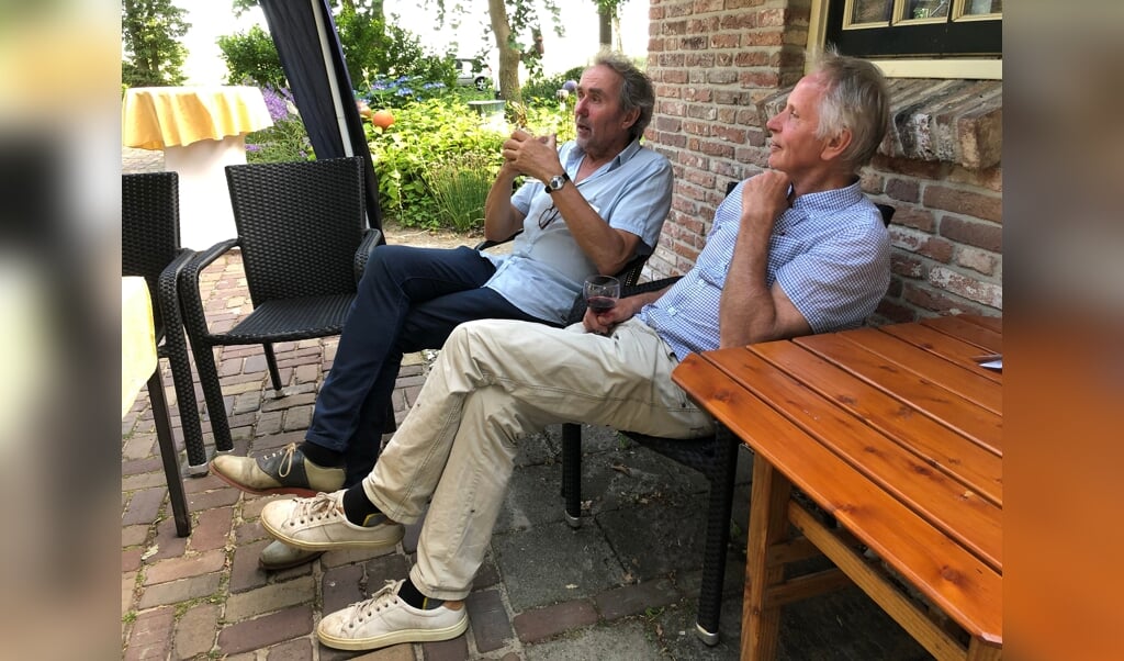 Louis van Vilsteren en Pim Trooster genieten na van een gezellige, intieme openingsdag.