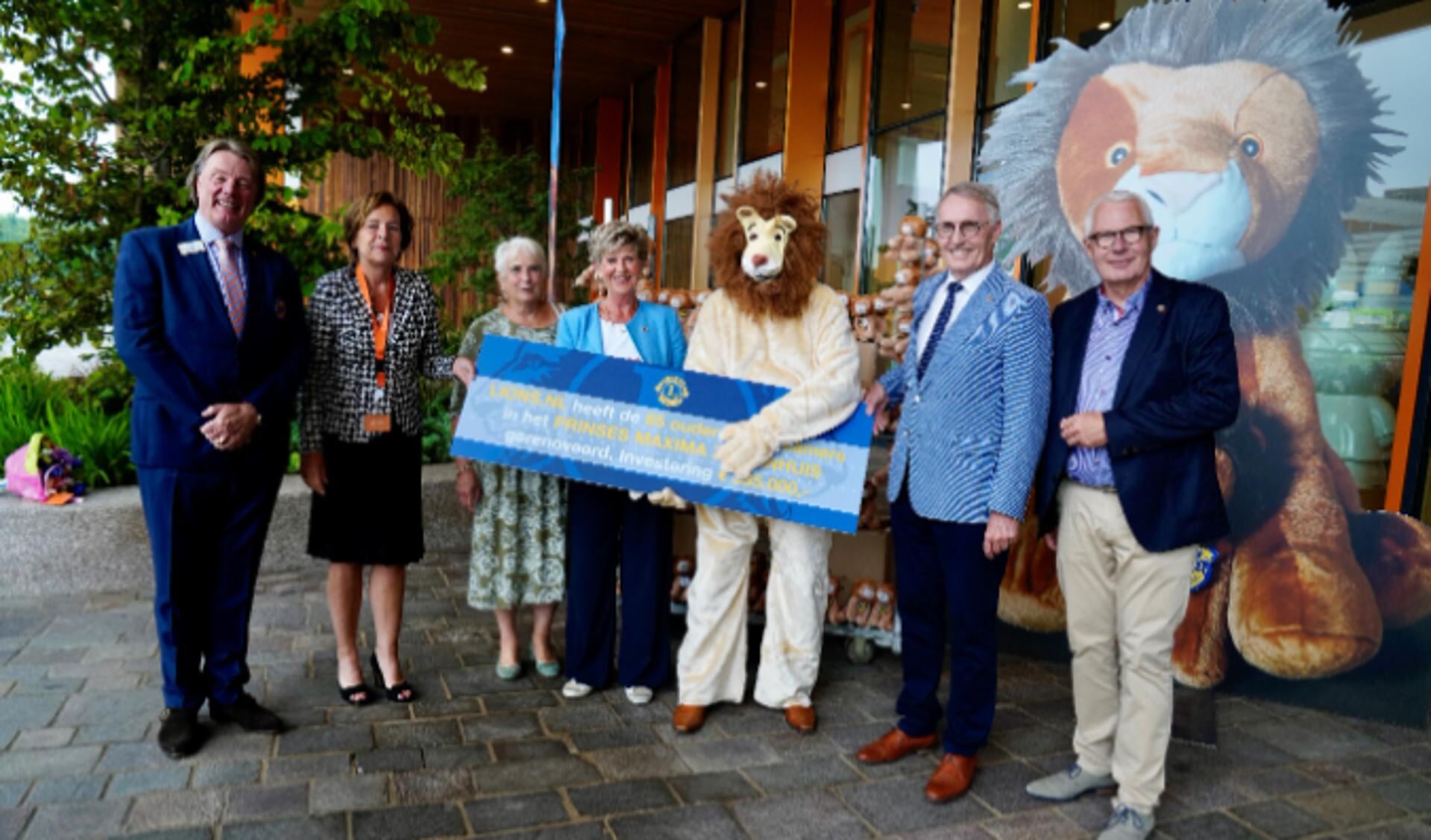 Op de foto van links naar rechts: Bert Verplancke (coördinator Lions clubs International Foundation), Gita Gallé, (lid Raad van Bestuur Prinses Máxima Centrum), Jeannette Peters-La Brijn (Lionsclubs landelijk coördinator activiteiten 2019-2020), Gery