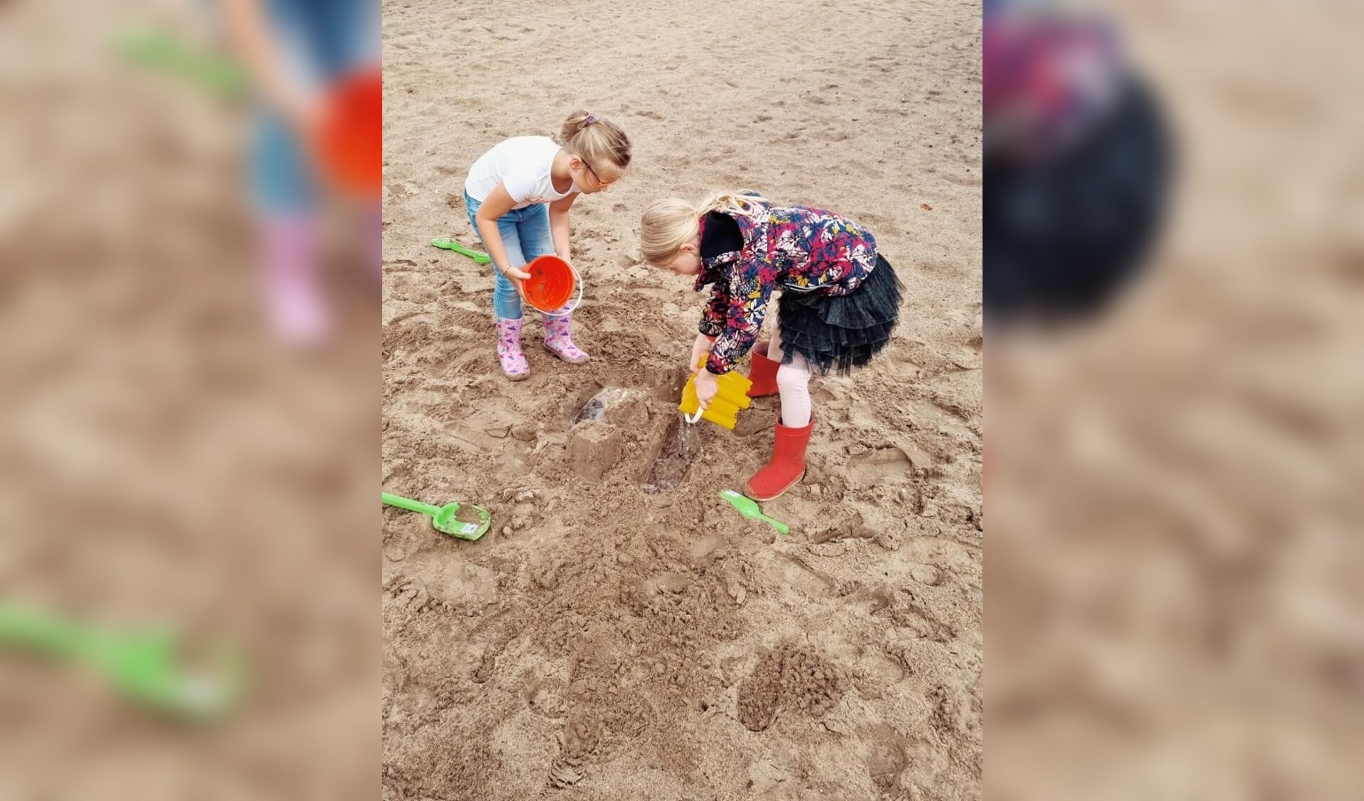 Met behulp van emmertjes en schepjes verrezen er de mooiste creaties op het strand van de Kotermeerstal. 