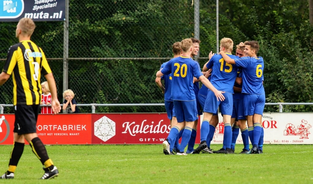 Spelers van het eerste elftal, allen opgeleid in de Boys-jeugd, juichen na een doelpunt.