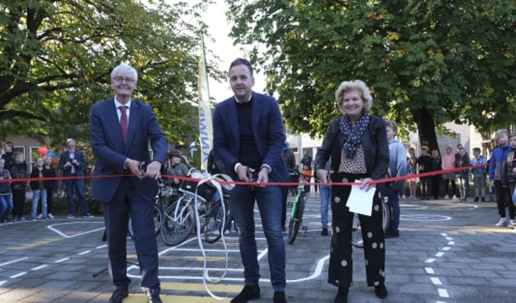 Van links naar rechts: Ko Schele (wethouder), Tom Odink (directeur) en Lianne Niemeijer (ANWB Adviescommissie). 