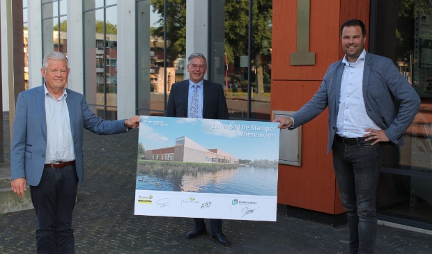 <p><em>Wethouder Mark Paters (midden) met dhr. Gerrit Wessels van Bouwbedrijf Bramer (links) en dhr. Rob de Bie van Hellebrekers (rechts).</em> </p>