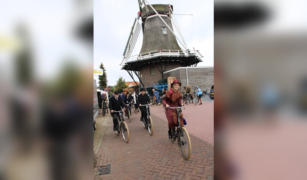 In het klederdracht gestoken gezelschap en middeleeuwse muziek zorgen voor een nostalgische sfeertje op de Open Monumentendag in Ommen.