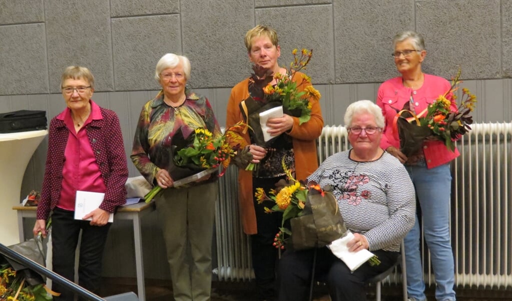 De jubilarissen v.l.n.r. : Gina Geuzinge, Griet Huisman, Jenny Zwolle, Hennie van Duren (zittend) en Trijntje van de Kamp.