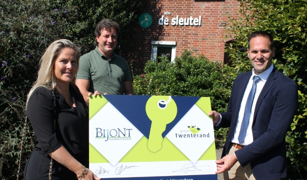 <p>Links Darinka Dieperink van Bijont, met naast haar collega Ard Pierik. Helemaal rechts staat wethouder Bart-Jan Harmsen.</p>