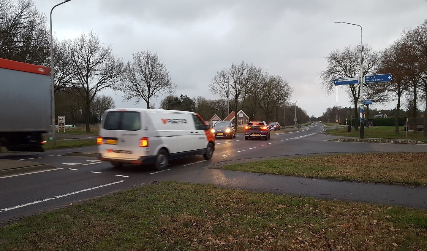 Kruispunt N341-Kloosterdijk. Verkeer dat wacht om af te kunnen slaan wordt op korte afstand gepasseerd door rechtdoorgaand verkeer.