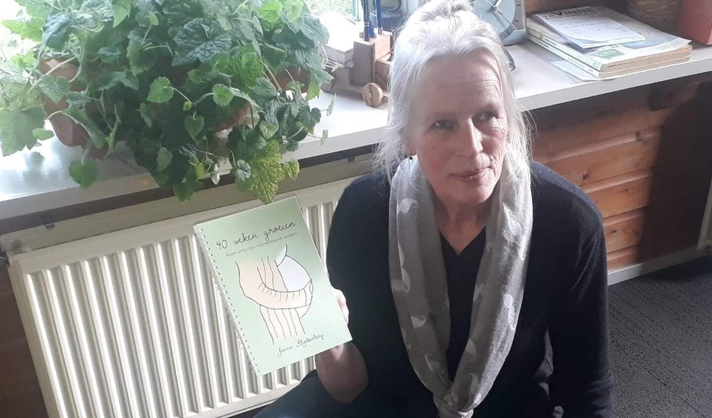 Jannie Klinkenberg is supertrots op haar eerste boekje: 40 weken groeien met kleine gedichtjes voor aanstaande moeders 