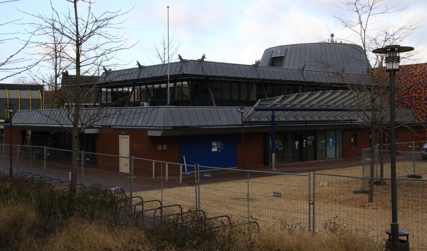 Hekken rond het karakteristiek voormalige bankgebouw. Het gebouw wordt gesloopt om ruimte te maken voor nieuwbouw.