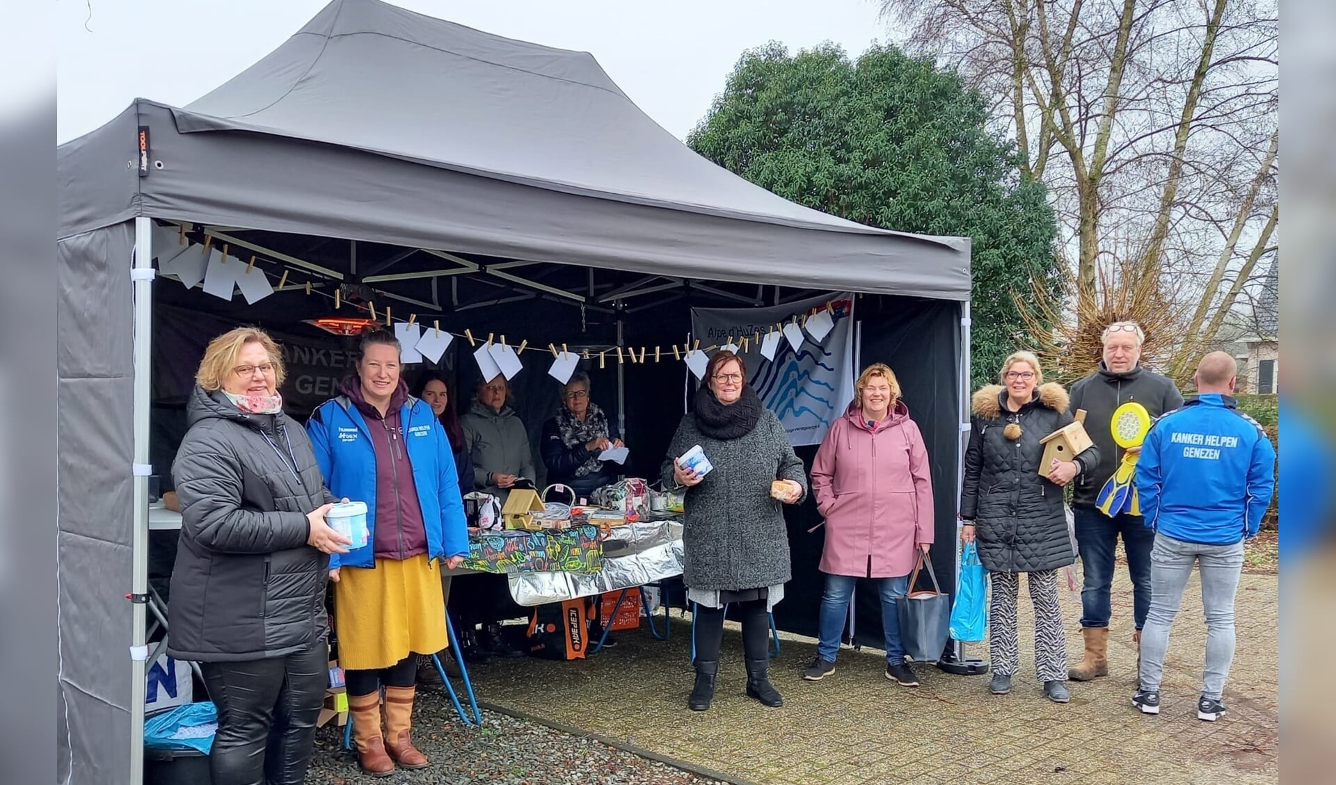 De leden van de Alpe d'Huzesgroep voor de verkoopstand aan de Hoofdvaart in Dedemsvaart. 