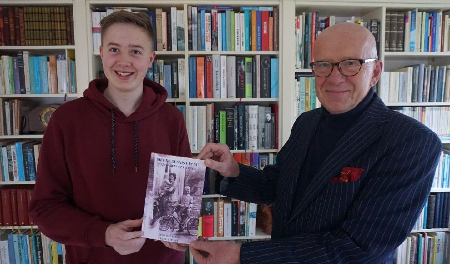 Geschiedenisverhalen gaan leven wanneer ze doorgegeven worden. Henk Overweg overhandigt het eerste exemplaar van zijn boek aan zijn oudste kleinzoon Jorik.