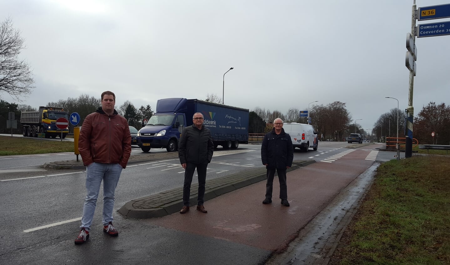 Roy de Jager (PB Sibculo), Henk Nijeboer (PB Kloosterhaar) en Johan Klos (PB Westerhaar) op het viaduct in Westerhaar. Verkeerstromen van de N341 en N36 kruisen hier elkaar en het lokale verkeer.