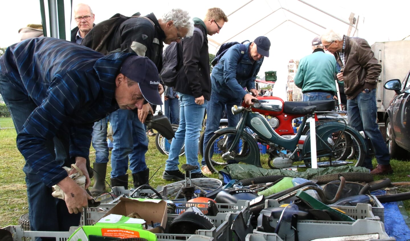 Motorliefhebbers kwamen van heinde en ver om rond te snuffelen op de Motormarkt bij manege Hoogenweg. 