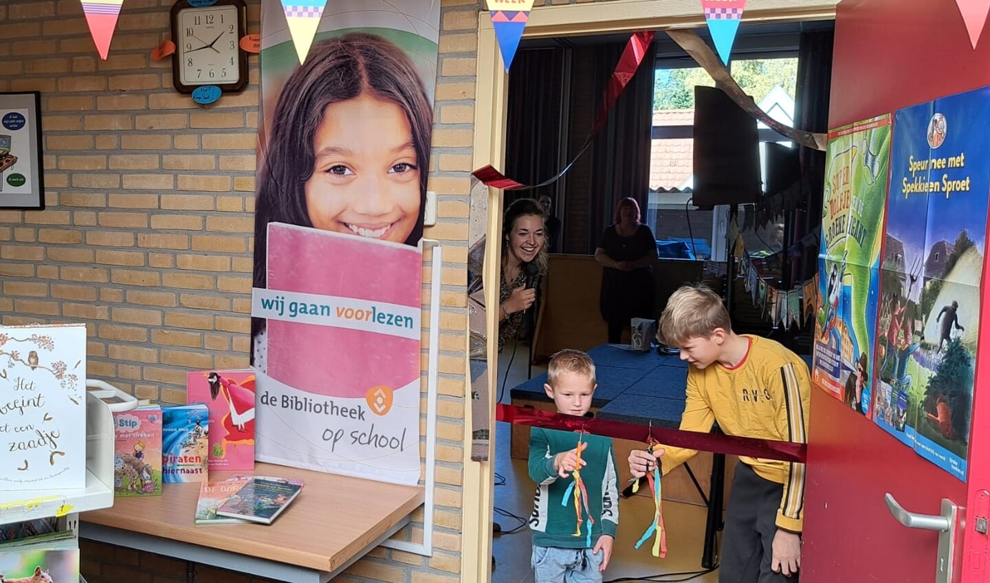 De leerlingen Phaedra en Nick knipten een lint door als openingshandeling.