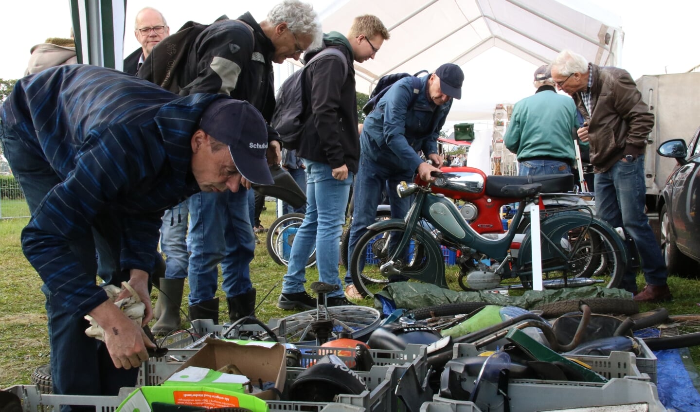 Motorliefhebbers kwamen van heinde en ver om rond te snuffelen op de Motormarkt bij manege Hoogenweg. 