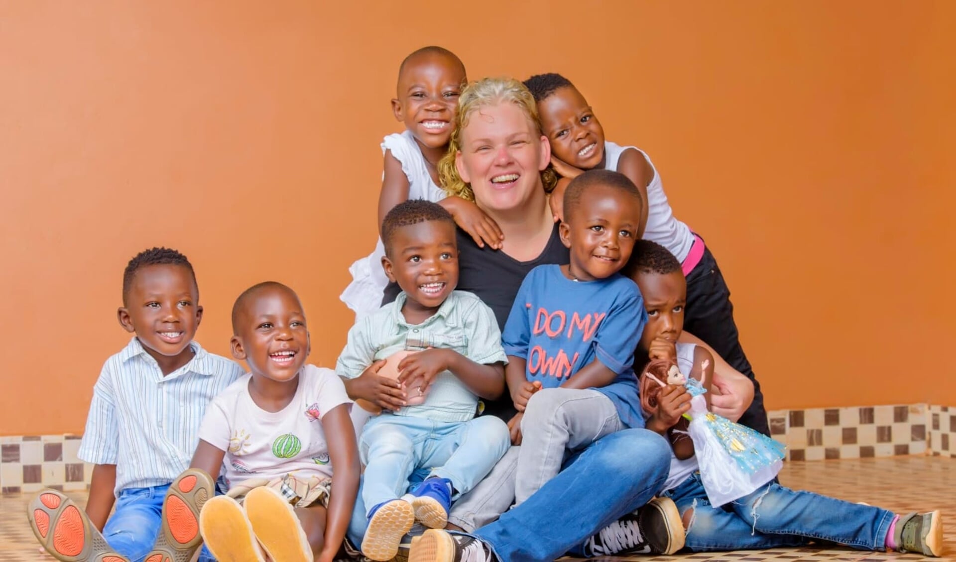 Gini Pullen is dol op haar kinderen en wil graag betrokken blijven bij haar Stichting The Home of Hope and Dreams . 