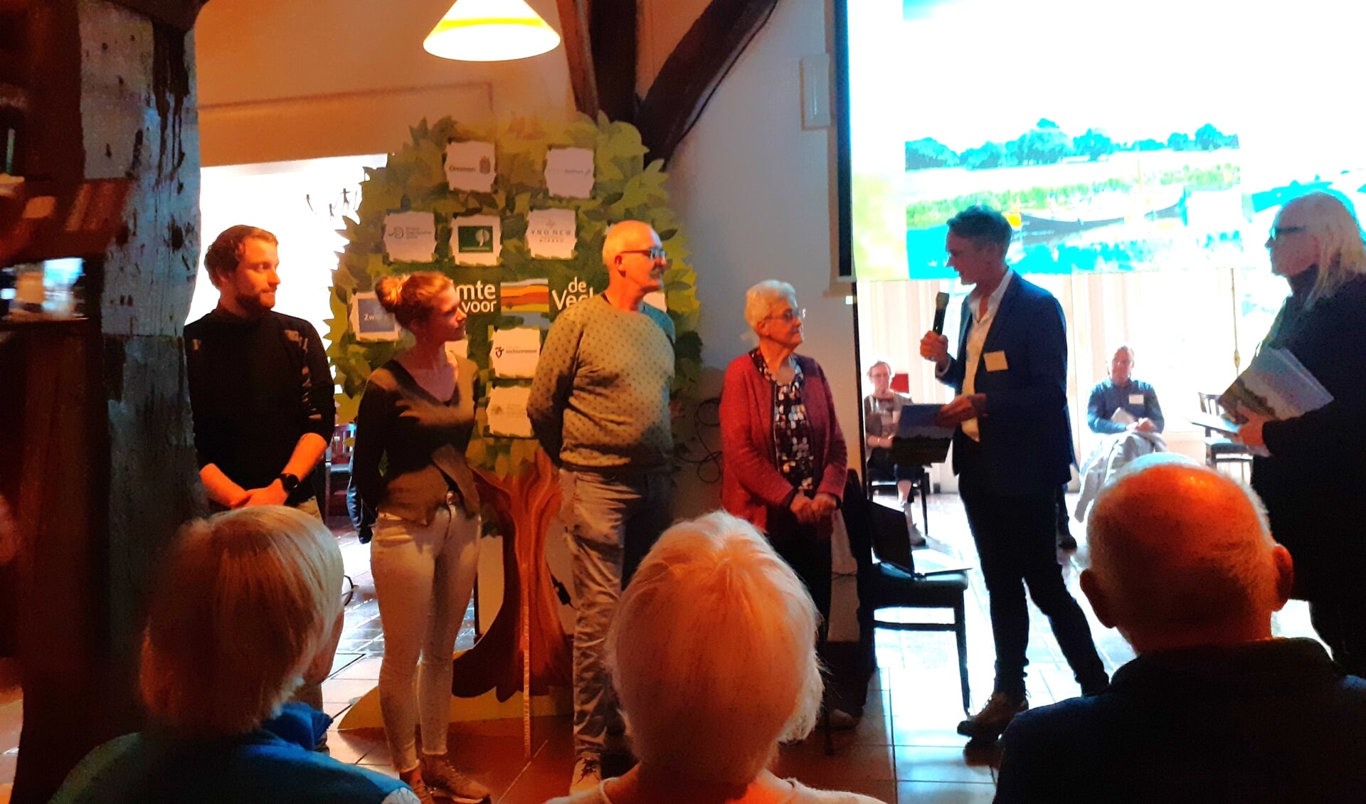 Eerste exemplaar Kiek in het Vechtdal voor de familie Martens. V.l.n.r. Vincent Martens, Madelaine Martens, Erwin Martens en Tiny Martens-van Dijk, verder Wim Eikelboom en Gijs Dragt