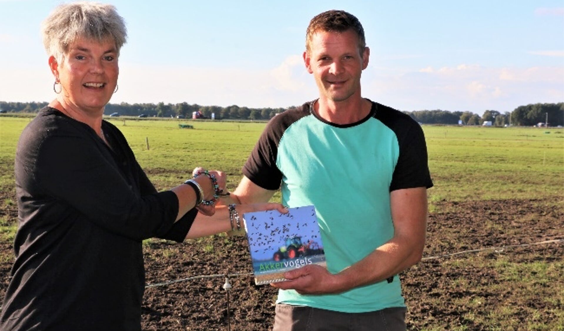 Leon Keijzer kreeg het boek overhandigd door Marja van Harten, die bij Landschap Overijssel onder meer de vrijwilligers van de boerenlandvogels coördineert. 