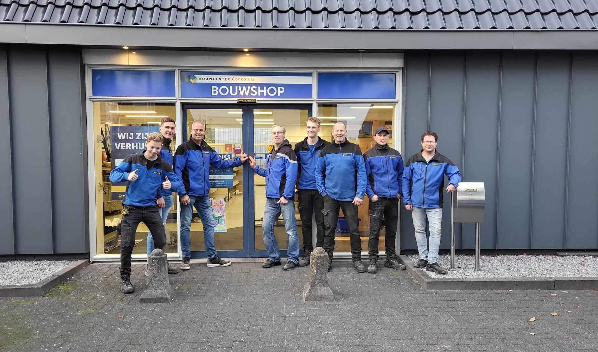 Het team van Concordia Dedemsvaart sluit de deuren aan de Langewijk. 