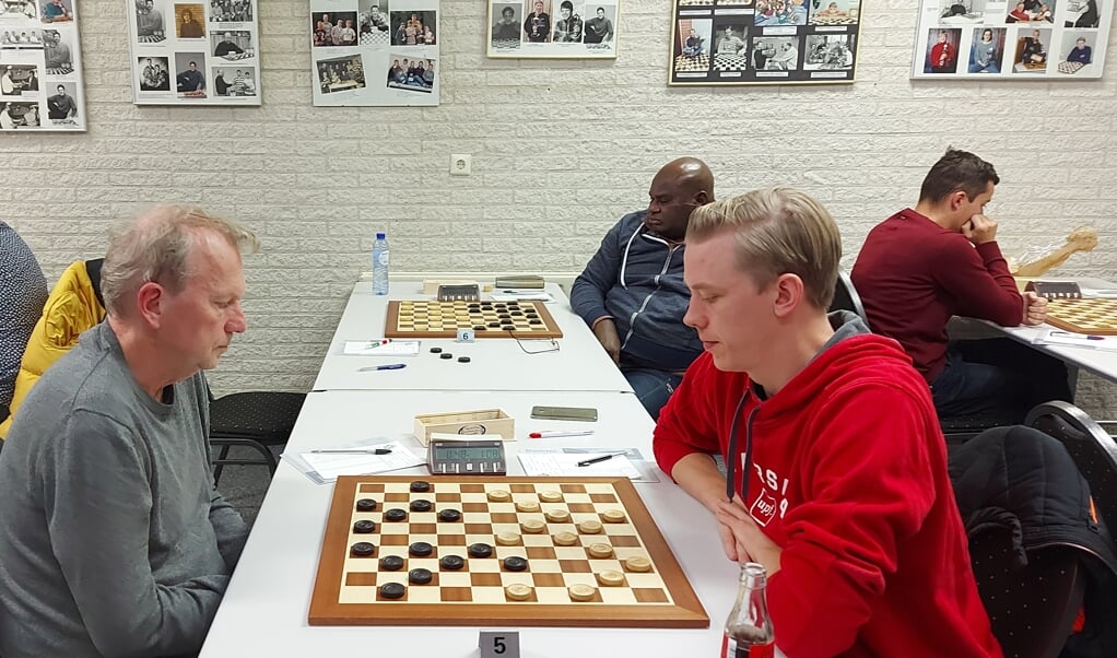 Martijn de Leeuw (in rode trui)  nam het op tegen Peter de Hek. 